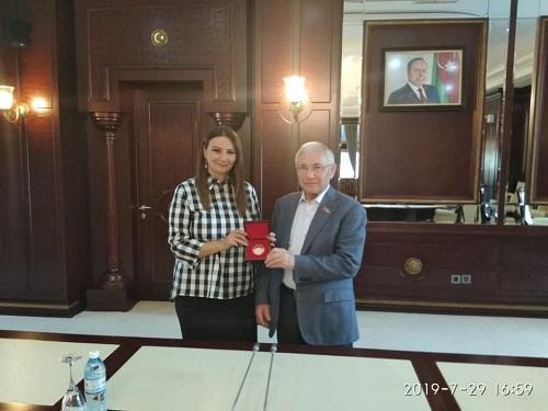 AMEA-nın professoru Qənirə Paşayeva Tatarıstan Dövlət Şurasının yubiley med ...