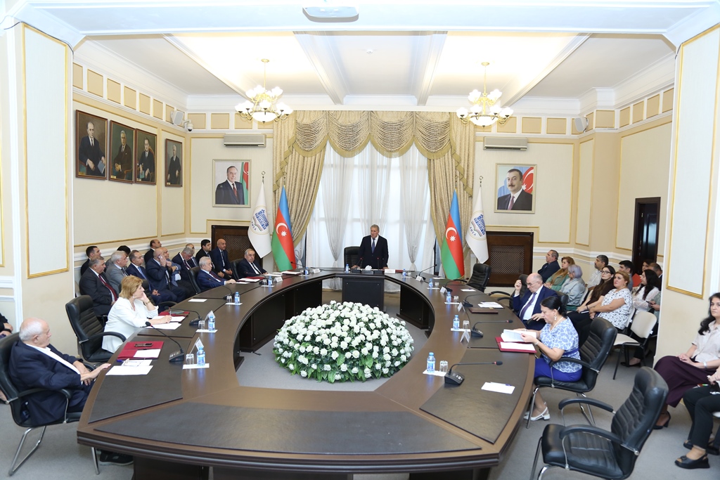 AMEA Rəyasət Heyətinin iclasında Qarabağın Alban abidələrinə dair məruzə dinlənilib