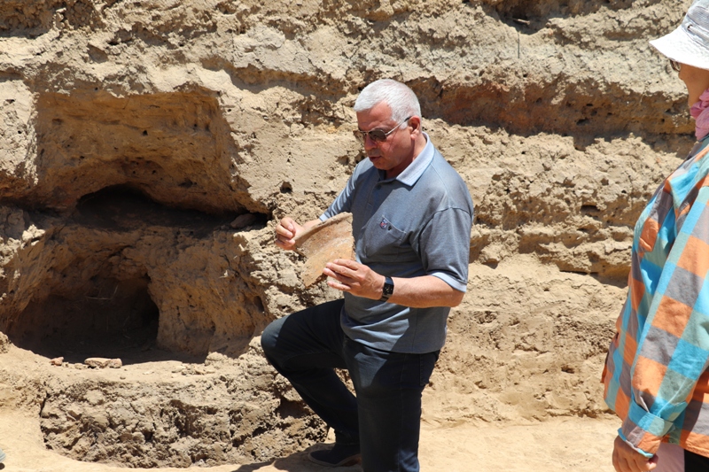 Professor Abbas Seyidov Şabran rayonundakı Çaqqallıqtəpə abidələr kompleksində aparılan arxeoloji tədqiqatlarla tanış olub