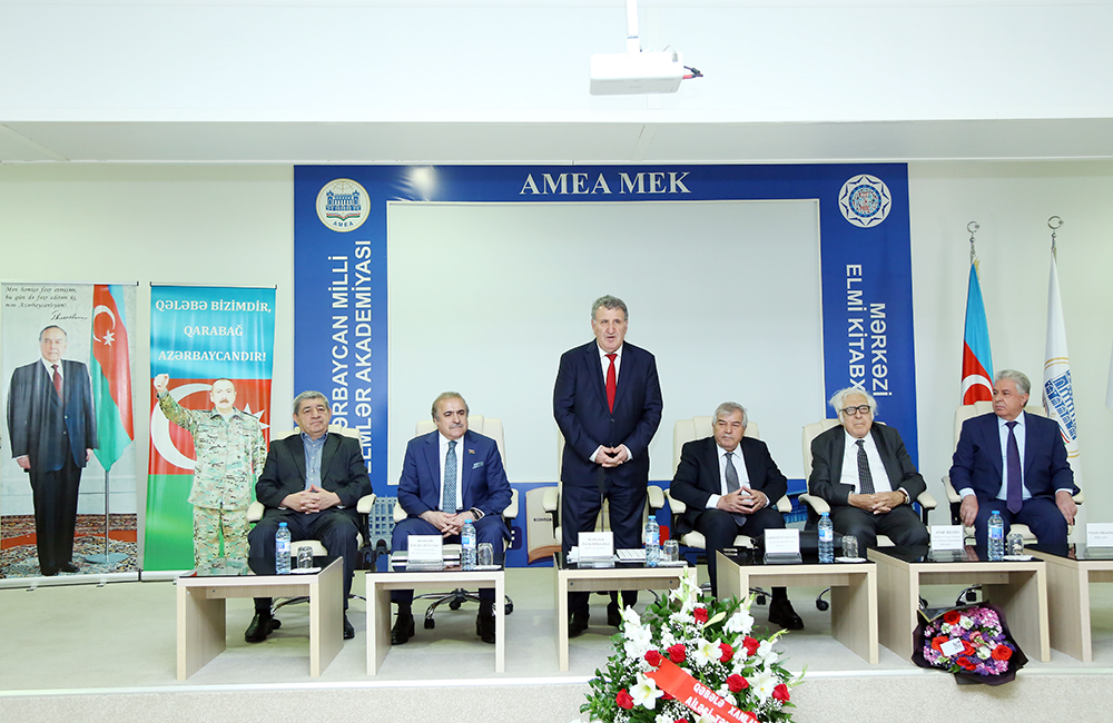 AMEA-da Xalq şairi Sabir Rüstəmxanlının “Seçilmiş əsərləri”nin 15 cildliyinin təqdimatı olub
