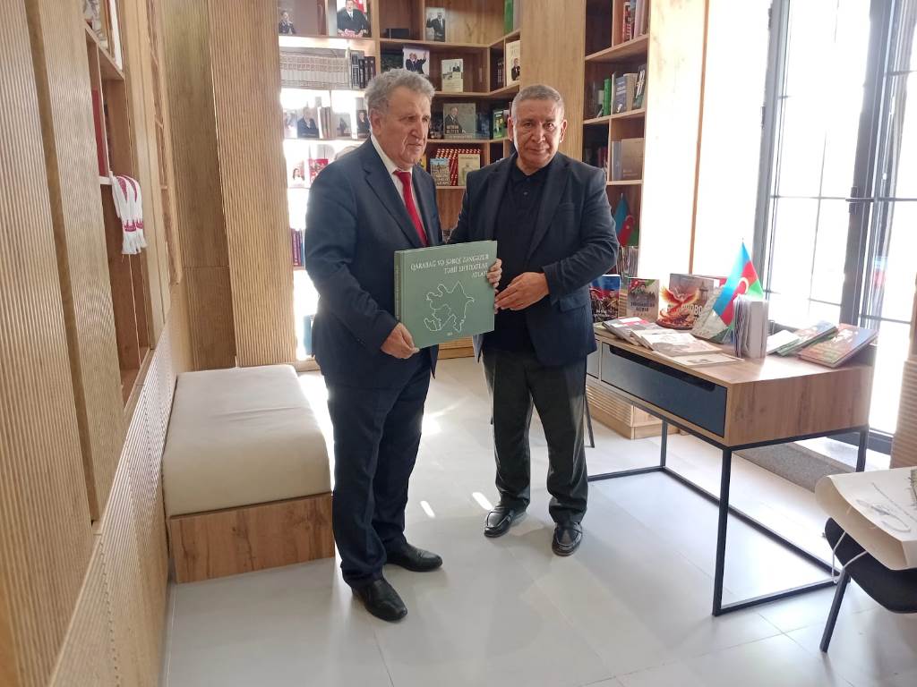 Akademik İsa Həbibbəyli Laçın kitabxanasına kitab hədiyyə edib