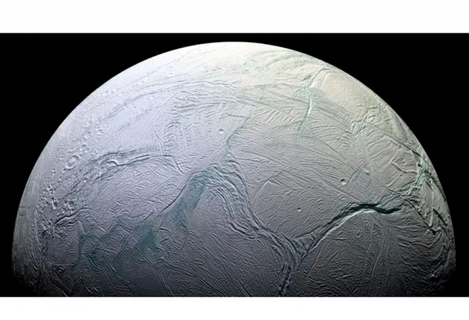 Astronomlar Saturnun peykindən kosmosa çıxan su buxarı aşkar ediblər