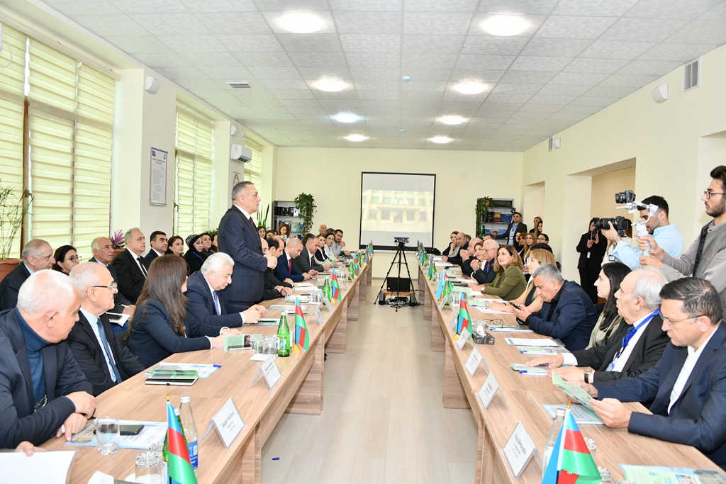 Polimer Materialları İnstitutunda “Tədqiqatdan istehsalata” mövzusunda dəyirmi masa keçirilib