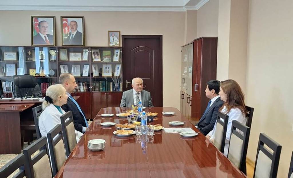 Çinli alim Kimya İnstitutunun laboratoriyalarının fəaliyyəti ilə tanış olub