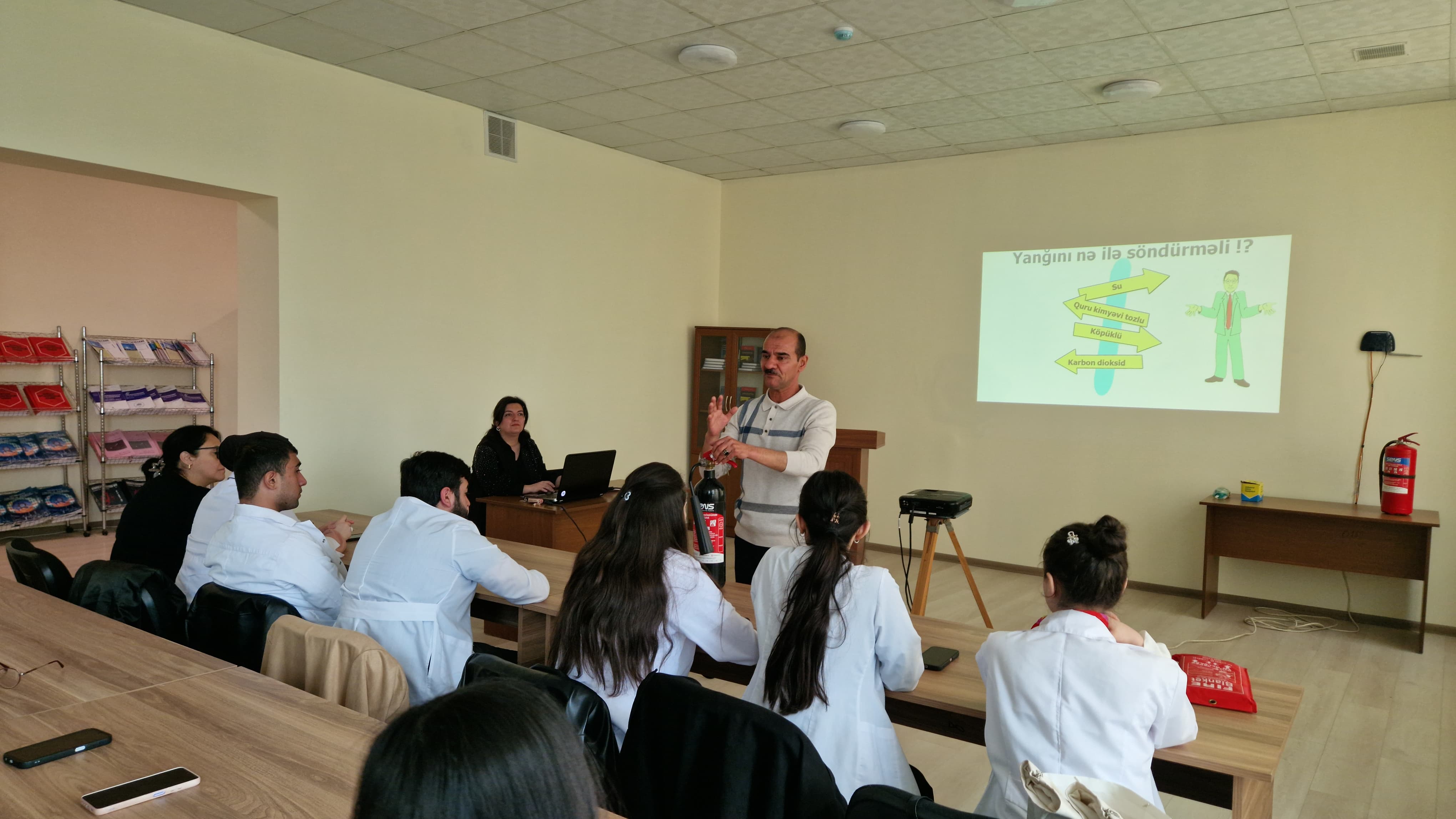 Polimer Materialları İnstitutunda Sumqayıt Dövlət Texniki Kollecinin tələbələri üçün seminar keçirilib