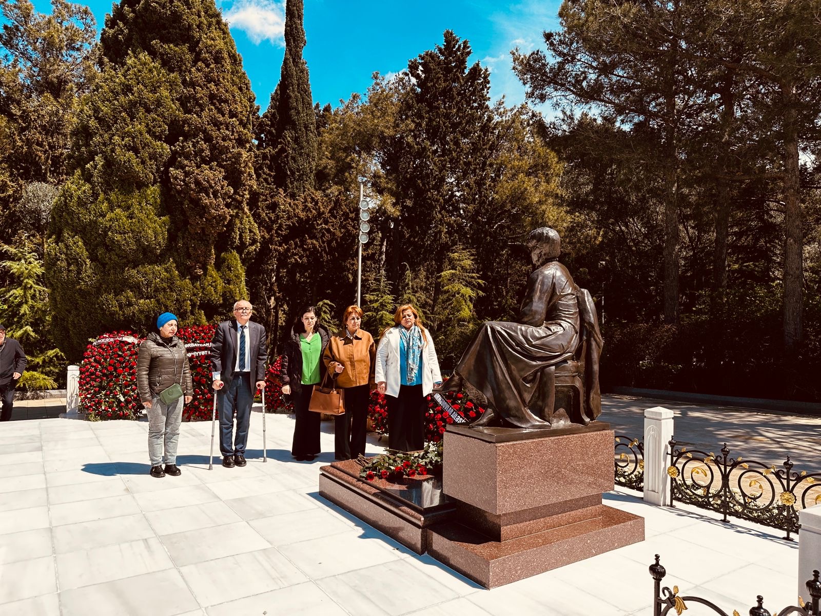 Akademik Zərifə Əliyevanın məzarı ziyarət edilib