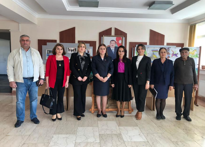 MEK əməkdaşları Beynəlxalq Məktəb Kitabxanaları Günü münasibətilə kitab bağışlayıblar
