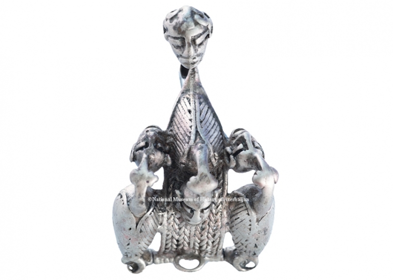 Tarix Muzeyinin incilərindən: gümüş fibula-sancağı