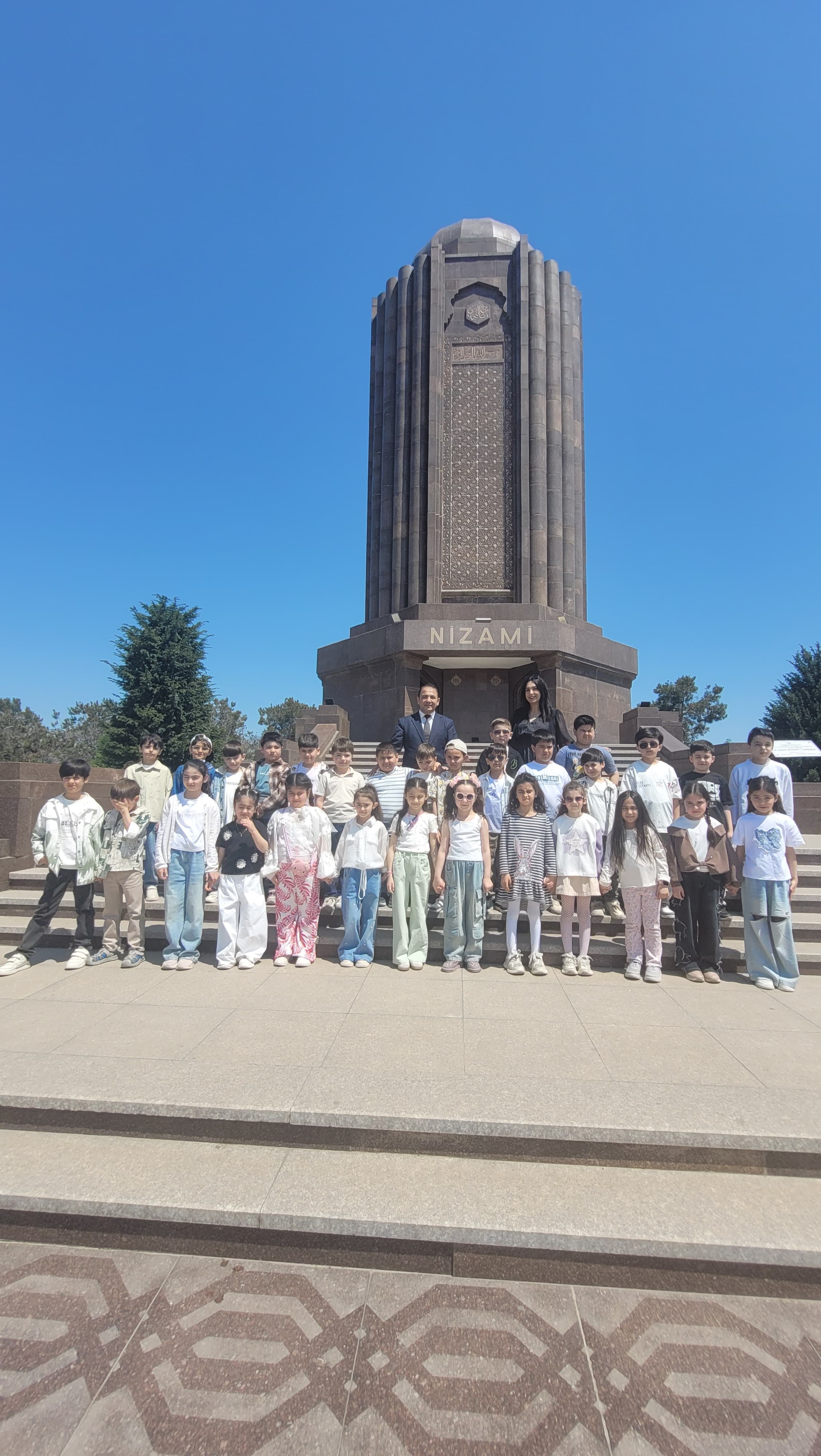Türkiyəli Nizamişünas alim Nizami Gəncəvi məqbərəsində