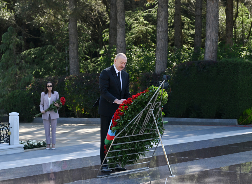 Prezident İlham Əliyev və birinci xanım Mehriban Əliyeva Fəxri xiyabanda Ulu Öndər Heydər Əliyevin məzarını ziyarət ediblər