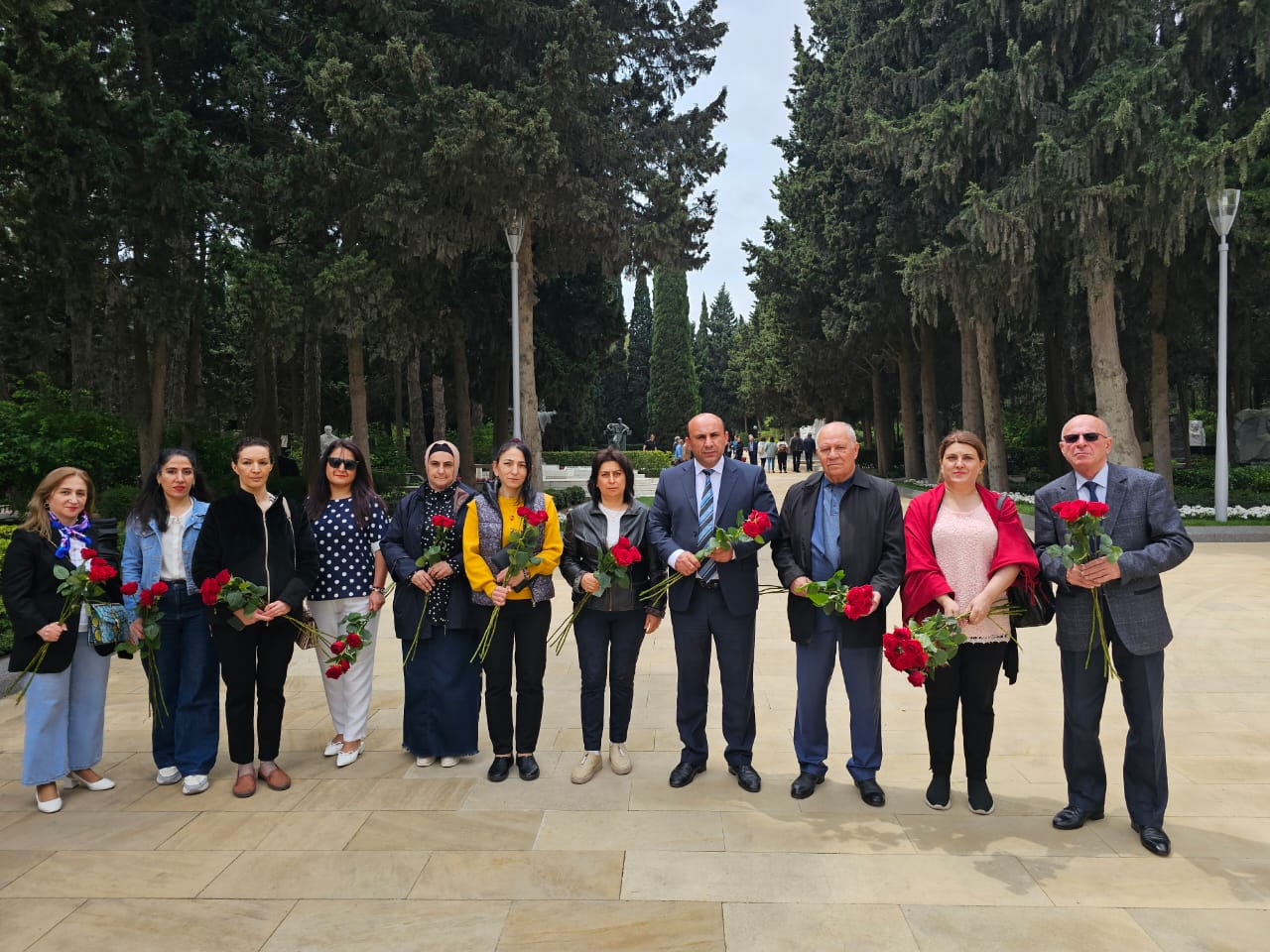 Azad Həmkarlar İttifaqının aparat işçiləri və ilk təşkilatların sədrləri Ümummilli Lider Heydər Əliyevin məzarını ziyarət ediblər