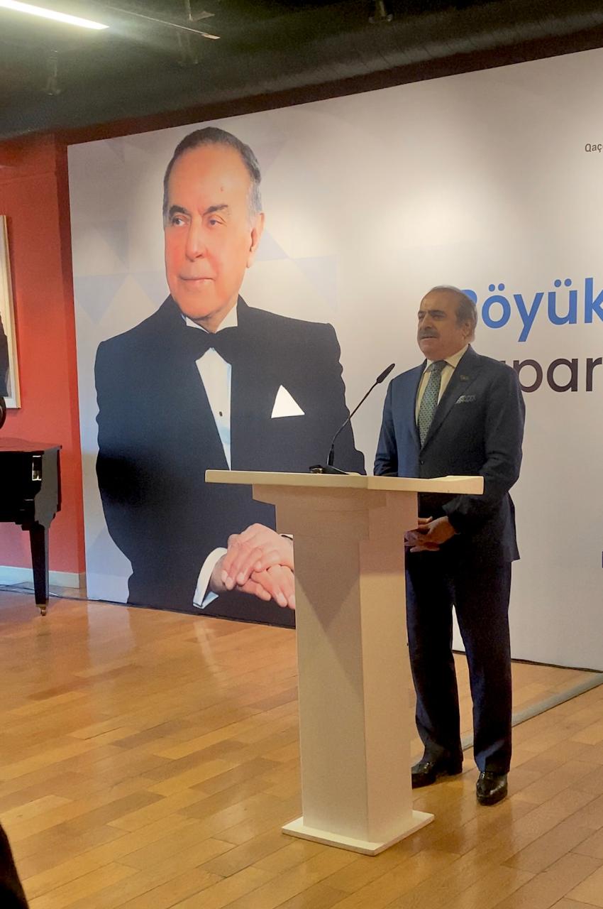 Akademik Rafael Hüseynov "Böyük Qayıdışa aparan yollar" adlı fotosərginin açılış mərasimində çıxış edib