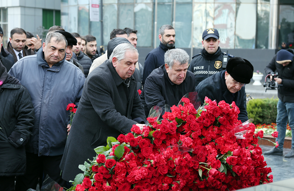 AMEA-nın kollektivi Xocalı soyqırımı abidəsini ziyarət edib