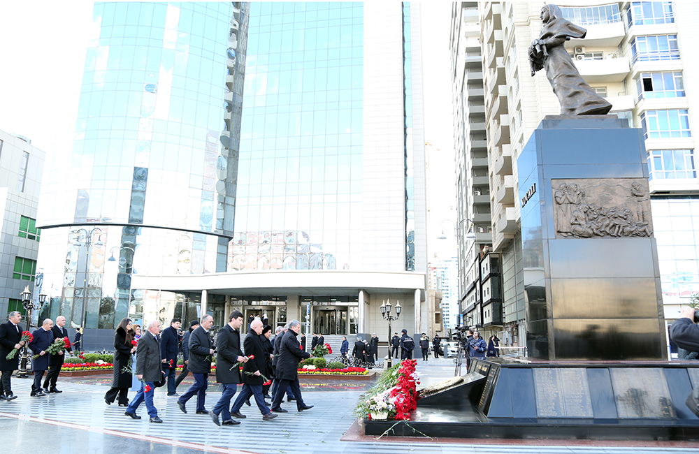 Коллектив НАНА посетил памятник Ходжалинскому геноциду