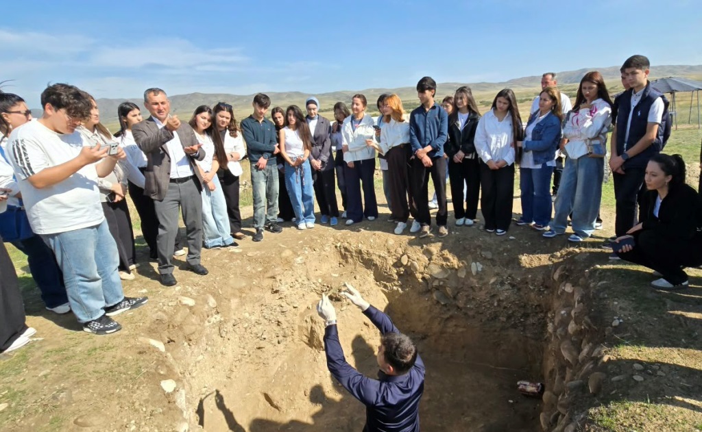 Keşikçidağda elmin və gəncliyin görüşü: Qazax Kollecinin tələbələri arxeoloji qazıntılarda
