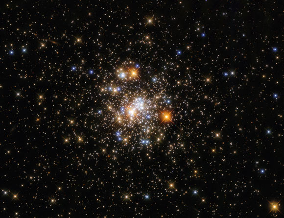 Hubble сосредоточился на шаровом скоплении NGC 6717