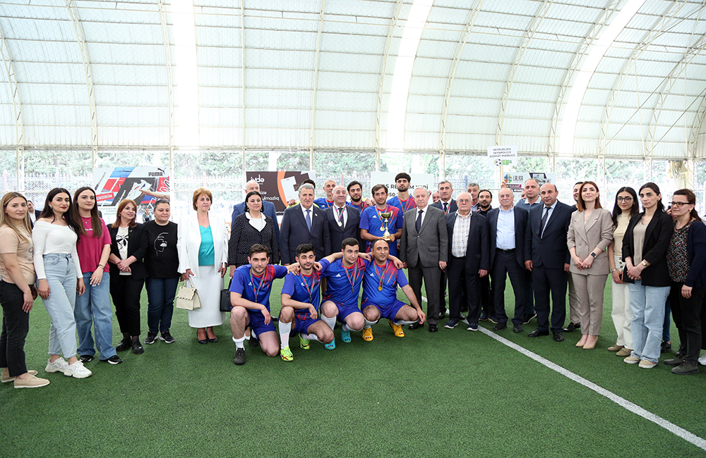 AMEA-da Ulu Öndərin anadan olmasının 101-ci ildönümünə həsr edilmiş futbol çempionatının qalibləri mükafatlandırılıb