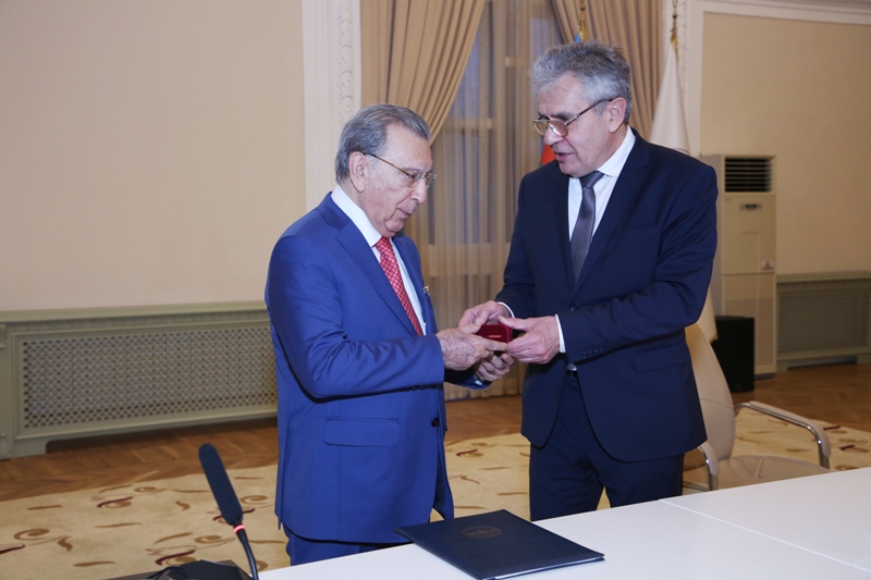 Academician Ramiz Mehdiyev was presented with a commemorative medal of the Russian Academy of Sciences