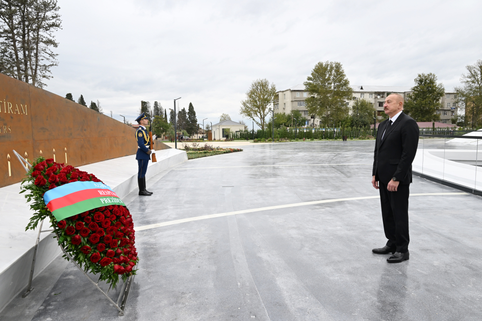 Prezident İlham Əliyev Anım Günü ilə əlaqədar Vətən müharibəsi şəhidlərinin xatirəsini bir dəqiqəlik sükutla yad edib