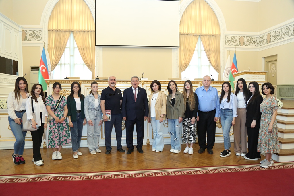 Академик Иса Габиббейли встретился со студентами Азербайджанской государственной академии художеств