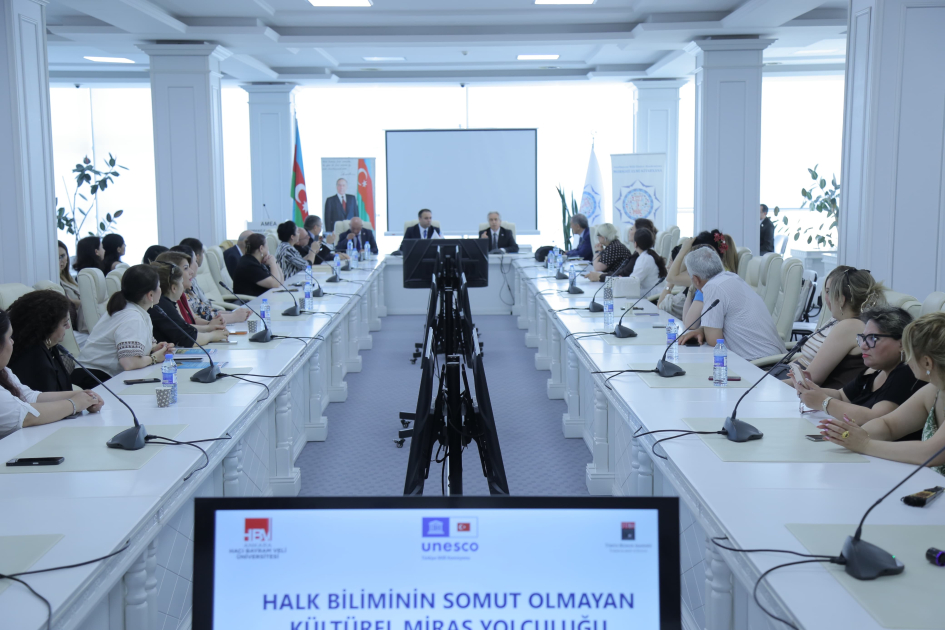 Professor Öcal Oğuzun iştirakı ilə “Türkoloji folklorşünaslıq” simpoziumunda UNESCO-nun qeyri-maddi mədəni irsin qorunması prinsipləri müzakirə olunub