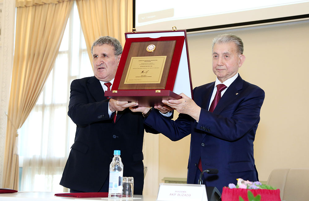 В НАНА состоялось торжественное мероприятие в честь 90-летнего юбилея академика Акифа Ализаде