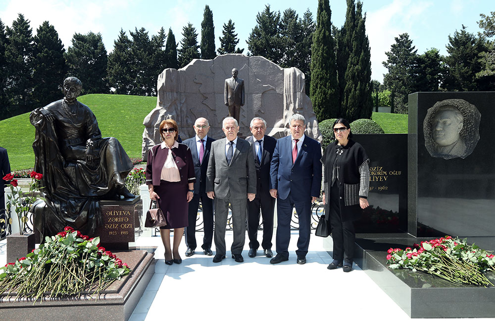 Коллектив НАНА посетил могилу общенационального лидера Гейдара Алиева