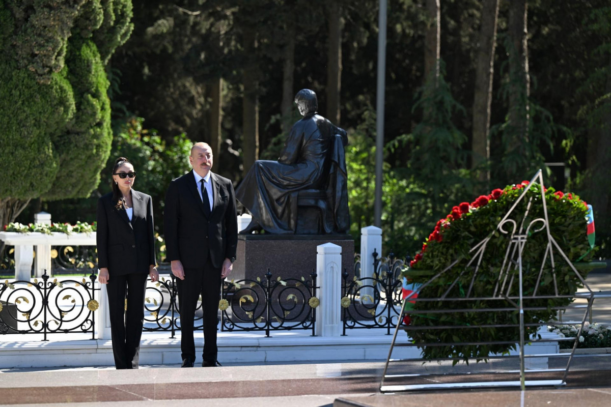 Prezident İlham Əliyev və birinci xanım Mehriban Əliyeva Ümummilli Lider Heydər Əliyevin məzarını ziyarət ediblər