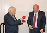 Член-корреспондент НАНА Гурбан Етирмишли награжден медалью “Лучший ученый-исследователь, патриот”
