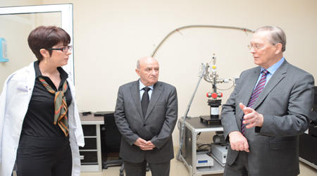 Директор Объединенного института ядерных исследований побывал в Институте физики НАНА