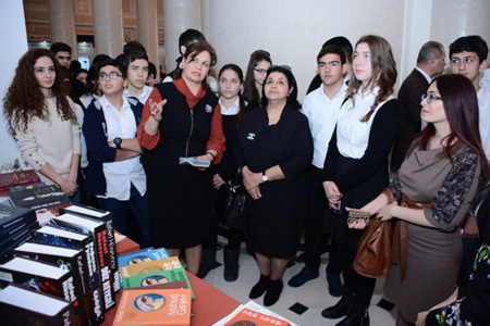 Школьники ознакомились с выставкой, организованной по случаю юбилея НАНА