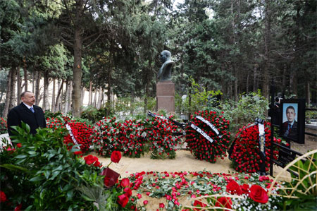 Президент Ильхам Алиев посетил могилу академика Джалала Алиева
