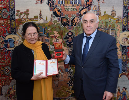 Сотрудница Национального музея азербайджанской литературы награждена медалью «Лучший ученый-исследователь, патриот»