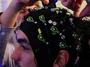 Ученые создали шлем для "загрузки" знаний в мозг