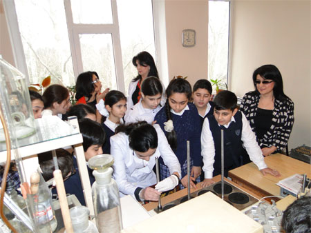 В научных учреждениях НАНА проведен день «Открытых дверей» для школьников