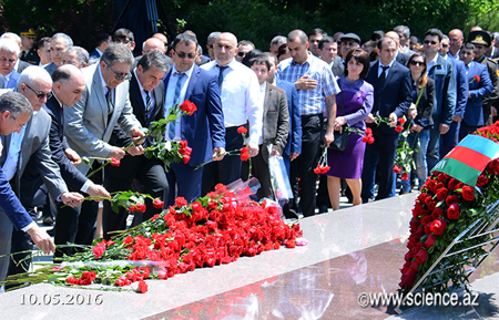 Деятели науки посетили могилу великого лидера Гейдара Алиева в Аллее почетного захоронения