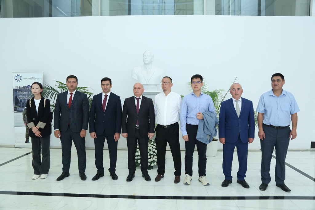 The Chinese scientists visited the Central Scientific Library of ANAS