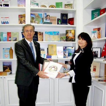 Посол Сербии в Азербайджане преподнес в дар книги Центральной научной библиотеке
