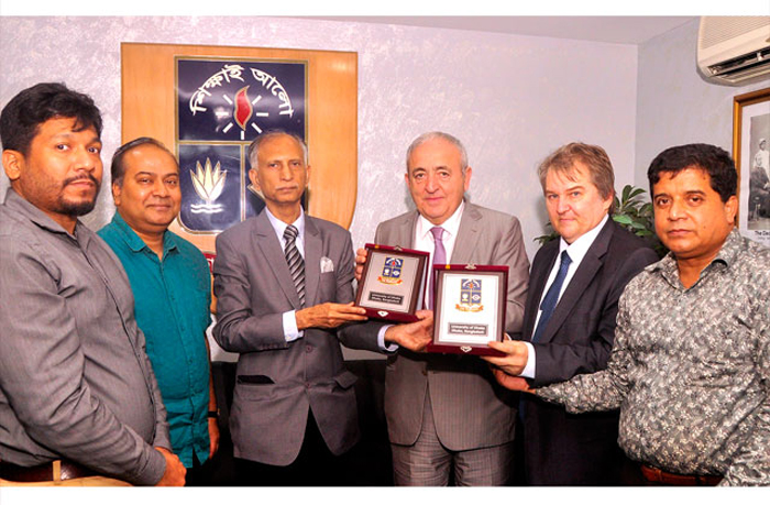 Академик Асаф Гаджиев удостоен Почетного диплома Даккского университета Бангладеша