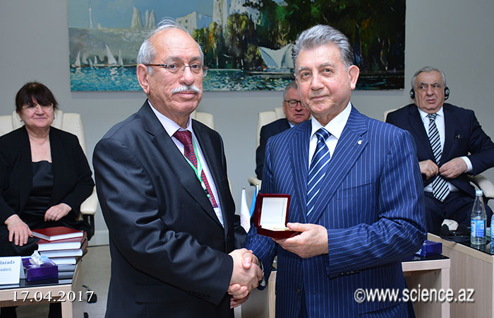 Зарубежные ученые были награждены юбилейной медалью НАНА