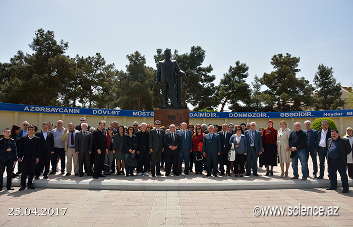 Участники международной конференции посетили памятник Али бека Гусейнзаде