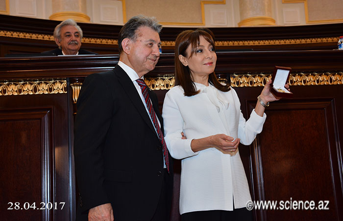 Professor Nərgiz Paşayevaya “Azərbaycan Respublikasının Nizami Gəncəvi adına Qızıl medalı” təqdim edilib