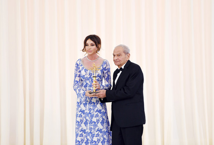 Академик Васим Мамедалиев награжден премией «Золотая чинара» Фонда Гейдара Алиева
