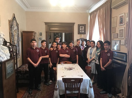 В Доме-музее Гусейна Джавида прошел открытый урок для школьников