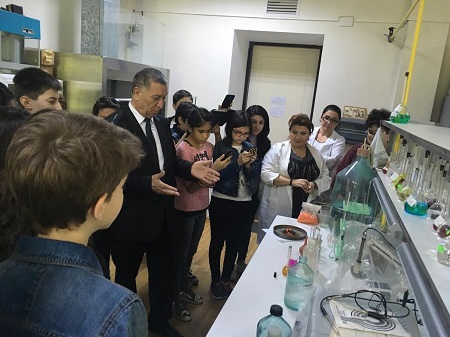 В Институте катализа и неорганической химии были организованы экскурсии для школьников
