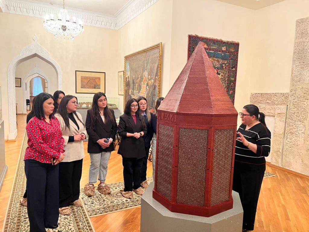 Azərbaycan Kooperasiya Universitetinin tələbələrinə Ədəbiyyat Muzeyinin eksponatları əsasında açıq dərs keçirilib