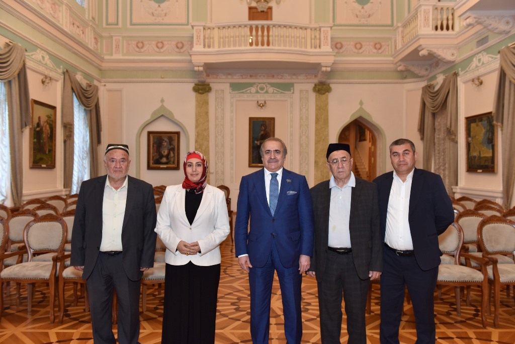 Özbəkistanın tanınmış alim və ədiblərindən ibarət heyəti Ədəbiyyat Muzeyinin qonağı olub