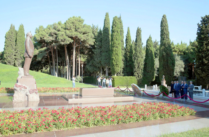 Participants of the international conference visited the grave of the great leader Heydar Aliyev in the Alley of Honor