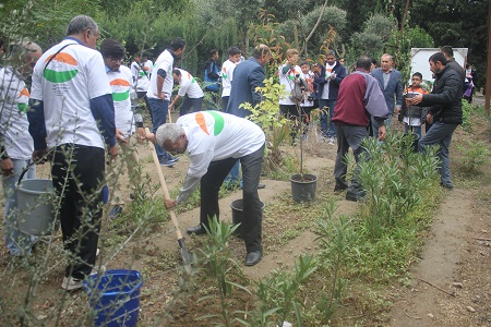 В Институте дендрологии прошла акция «Чистота, посадка деревьев и озеленение»