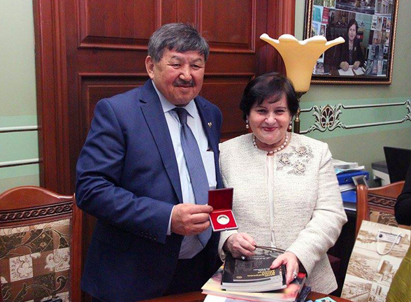 Qazaxıstanlı akademik Aynabek Ospanov AMEA-nın Milli Azərbaycan Tarixi Muzeyini ziyarət edib